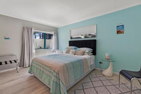 Two rooms with one queen size bed in each room one bathroom for the two rooms